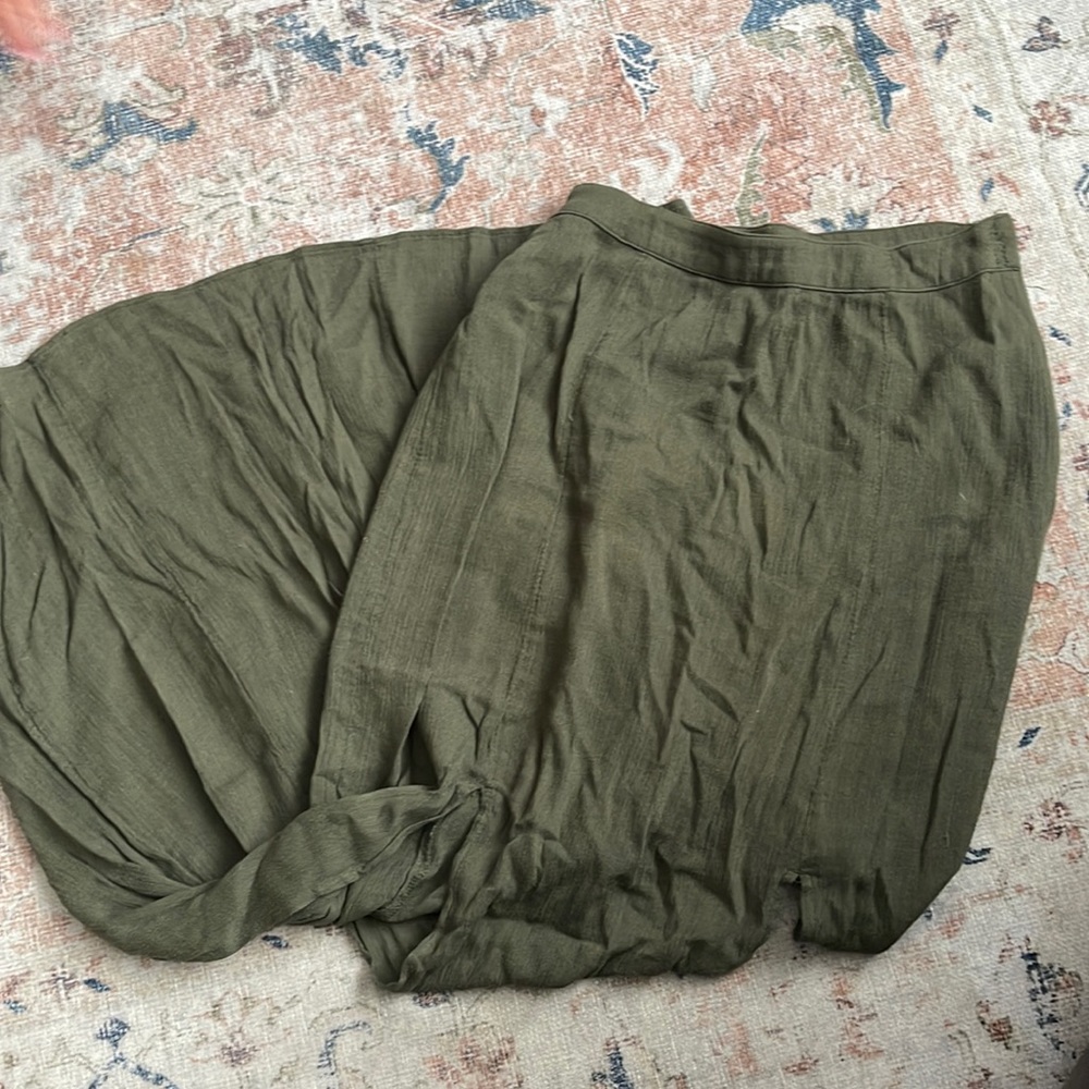 American eagle size 2 long skirt. 2 slits for open leg